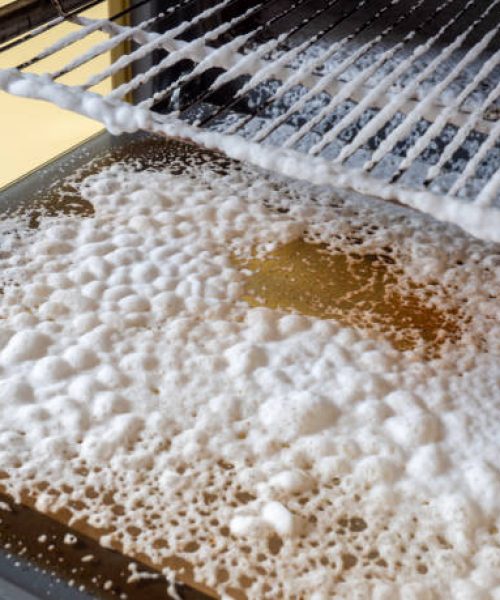Foam from the cleaning agent for the oven cleaning